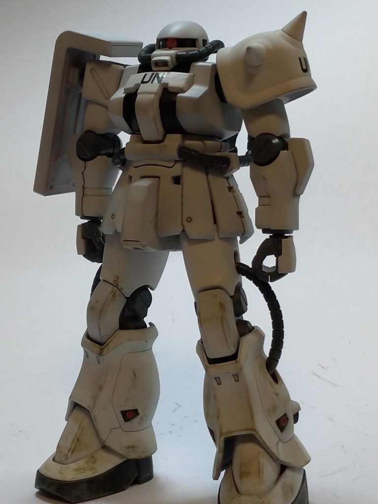 MSー06F2 PKO仕様
一年戦争終結後、前世紀の国連の平和維持活動をもとに、戦災で大きな被害を受けた地域を復興するために結成された組織がある。
しかし、予算も少なく連邦軍の新型MSを危険に晒すわけにはいかない為、地球連邦軍の組織であるがジオン軍から鹵獲したMSー06ザクを使用している(他にジムやガンタンクなども使用している)
主な活動はライフラインや街の復興だが、戦後、世界各地に散らばったジオン残党軍からの攻撃も予想されるため、最低限の武装がされている。