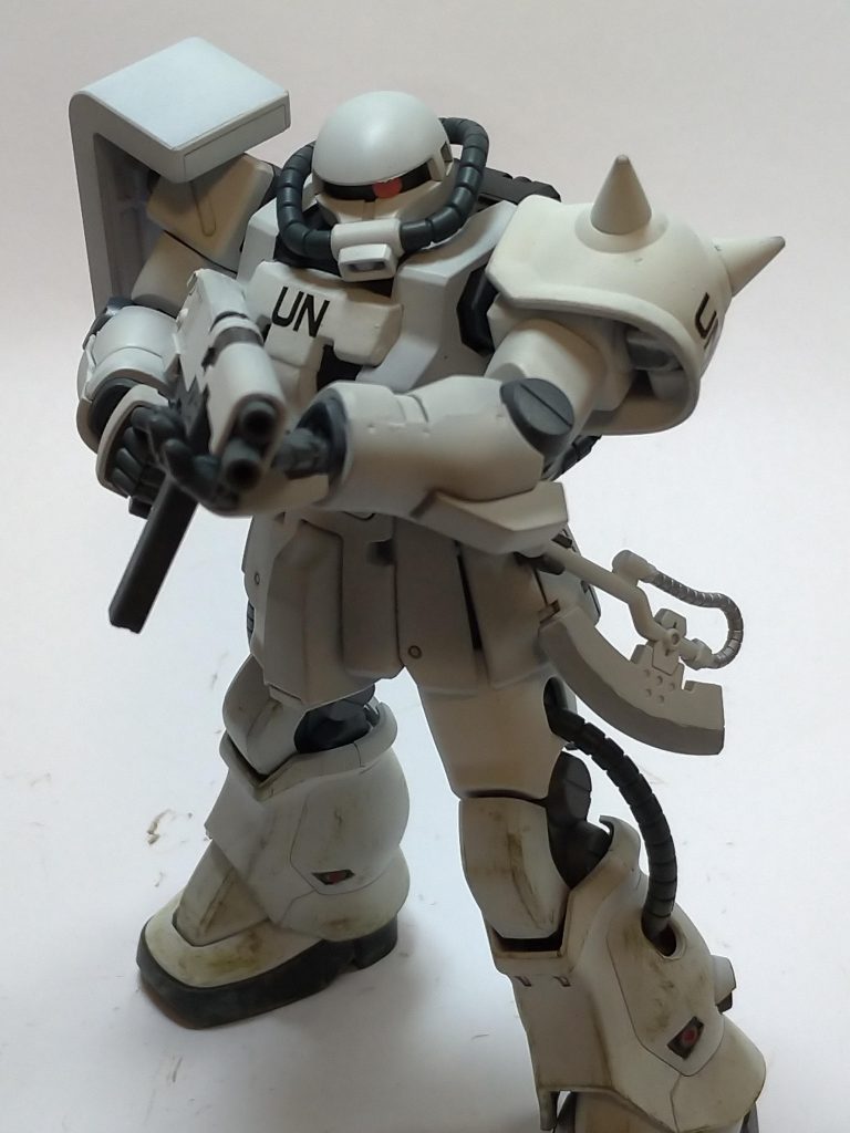 と、いうわけでMSー06F2です。
本当は残党軍仕様とかノーマルカラーとかにしようと思っていたのですが、
パッケージの連邦軍仕様の白いザクを見た瞬間にこのアイデアが浮かび、その勢いで作ってしまいました(笑)