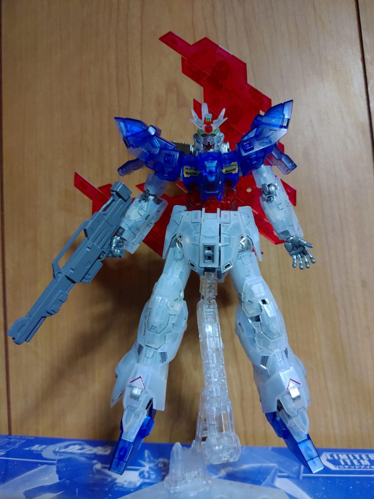 外装は素組みへスミ入れのみ。
内部を成型色のままで組むと白の外装部が暗かったので、タミヤのスパークリングシルバーで塗装しました。白が白っぽくなったので内部をシルバーにした効果はありました。見える部分のシルバーをもっとグレーメタリック寄りにしても良かったかな。