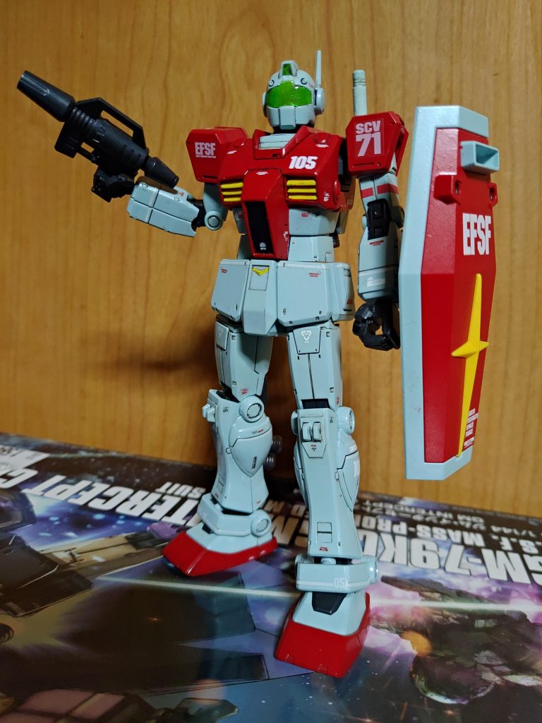 ベースキット、ジムインターセプトカスタム
部品取りキット、ジム
改造点は
頭部は耳をペーパーがけで薄くしただけです。
胸部はダクトとコクピットハッチをジムから切り離して、幅詰めでサイズをジムインターセプトカスタムへ合わせて利用。
シールドをジムから拝借。
最初は顔も下半身をもっとジム化するつもりでしたが『インターセプトカスタムが完成する一歩手前の段階の研究用機体を某部隊長が受領した』的なオレ設定で(笑)アンテナと下半身もそのまま残しました。
これはこれで良かったかな。と