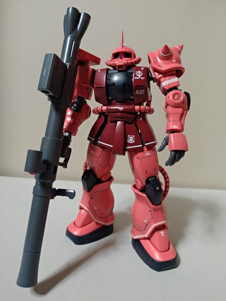 成型色が赤過ぎると思ったのでガンダムカラーを購入して、パチ組みを筆塗りしました。関節と武器とランドセルは成型色のままです。モノアイは100均で購入したラインストーンシールです。