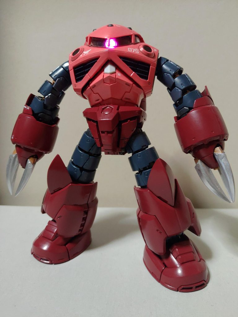 黒は成型色のままで、赤はガンダムカラーを筆塗りしてます。