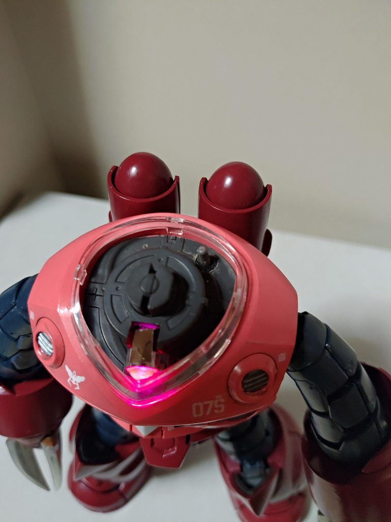 LEDと抵抗とリード線とボタン電池ケースとスイッチを部品購入して、胴体の中に仕込んであります。頭の外装だけ外せばスイッチが見えるようにしてあるけど、電池交換は胴体の外装をバラさないと、、、、。
もうLEDはいいや。って思う程に面倒でした。
でも、光るモノアイはやっぱり良いですね。