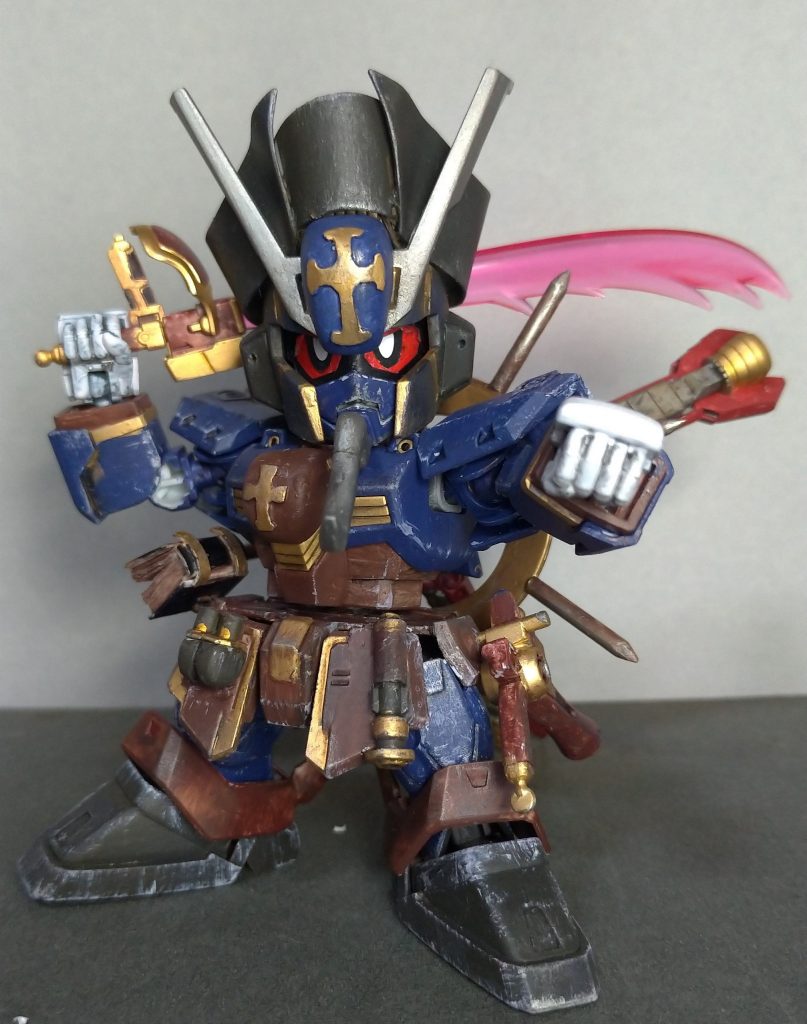 ベースはSDCSクロスボーンガンダムX1です。
頭部をX2仕様にし(ちゃんと口も埋めてあるよ)、
レジライらしいパーツを追加していきました。
腕のみCSフレームを採用しています。
また、バスターガンにランナー切れ端でピンを付けて、
腰にマウントできるようにしておきました。