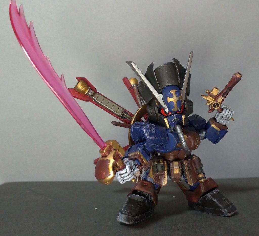 拳銃型のバスターガンと、大型ビームサーベルのビームザンバーに分割することも可能。