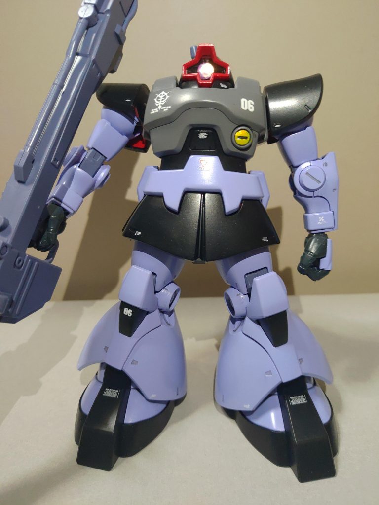 モノアイはピンクのミラーテープを使用しました。胸のグレーのパーツが別パーツに見えるように掘ったり、エッヂの丸みを減らす為にペーパーかけたりと地味なことはやってます。