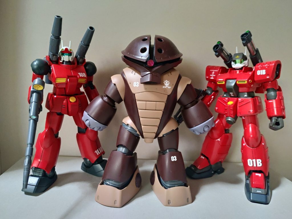 完成手前で止まったままのアッガイと一緒に記念撮影。

黄門さまと助さん格さん(笑)