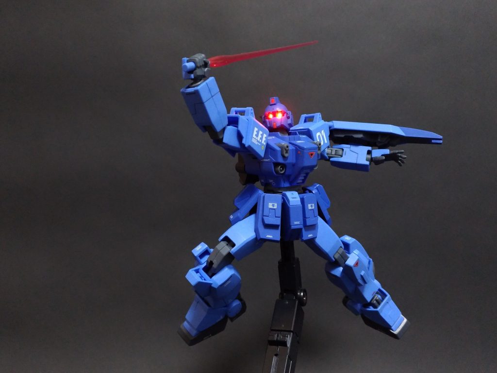 ボックスアートっぽく。
発光のユニットは頭部と胴体にすべて組み込んでいるためキット本来の可動域はそのままです。
