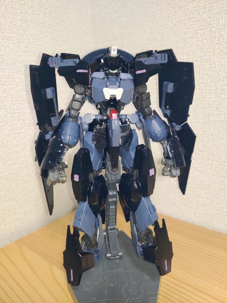 ガンダムサブナックの真の姿。両肩のシールドが大型化し、防御力を大きく高めた。