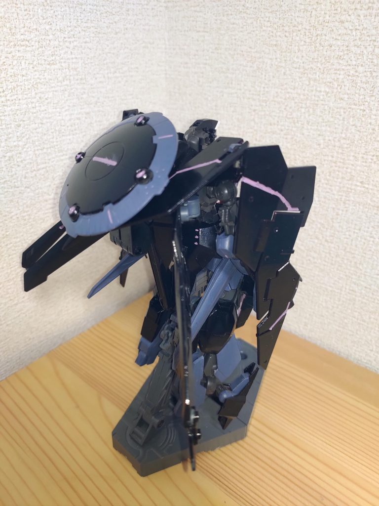 背面背面にはレドーム上のアンテナシールドを装備。両脇にはアンテナ状のシールドを備え、遠くの味方と連絡が取れる。