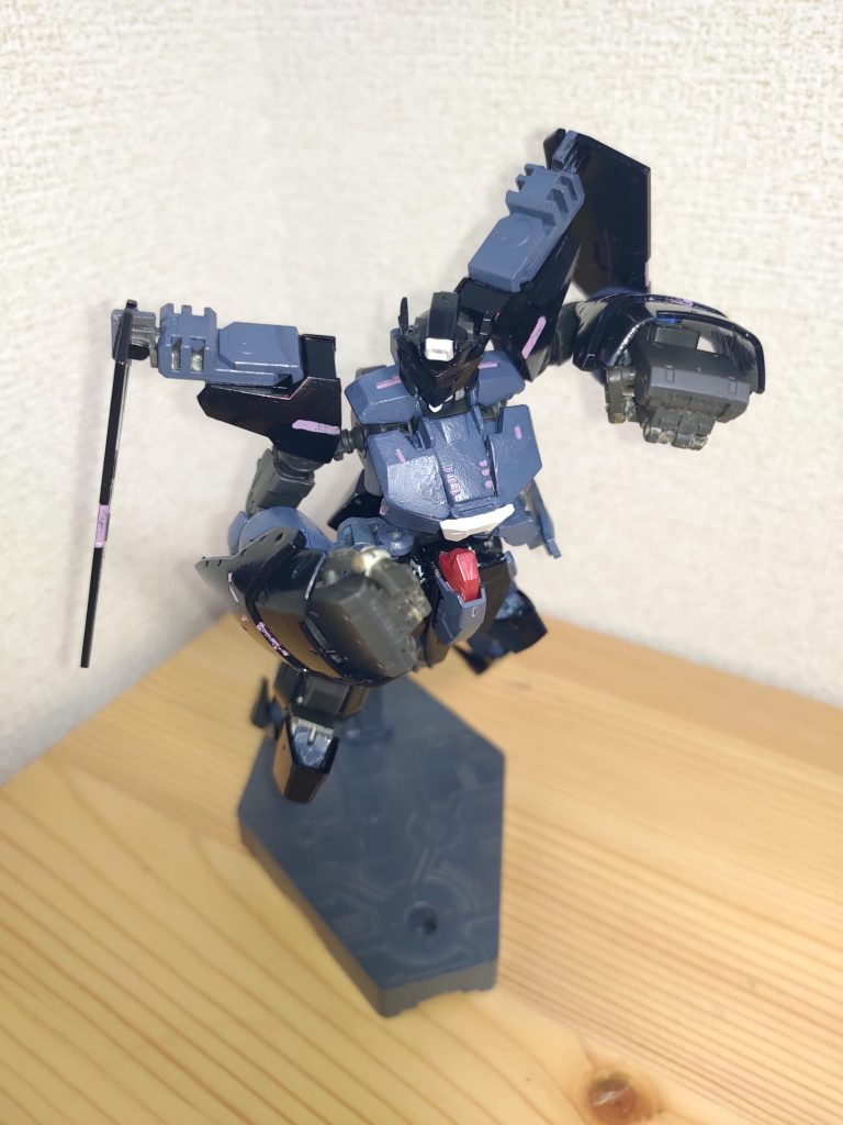 素体です。この時点では、師匠の面影はなくコンセプト②の拳闘のみ確認できると思います。頭部は、ガンダムウヴァルを使用して、仮面を配置。肩部は、ガンダムデュナメスをそのまま使用。この状態では、防御力という面では、その他の機体と大きく違いません。