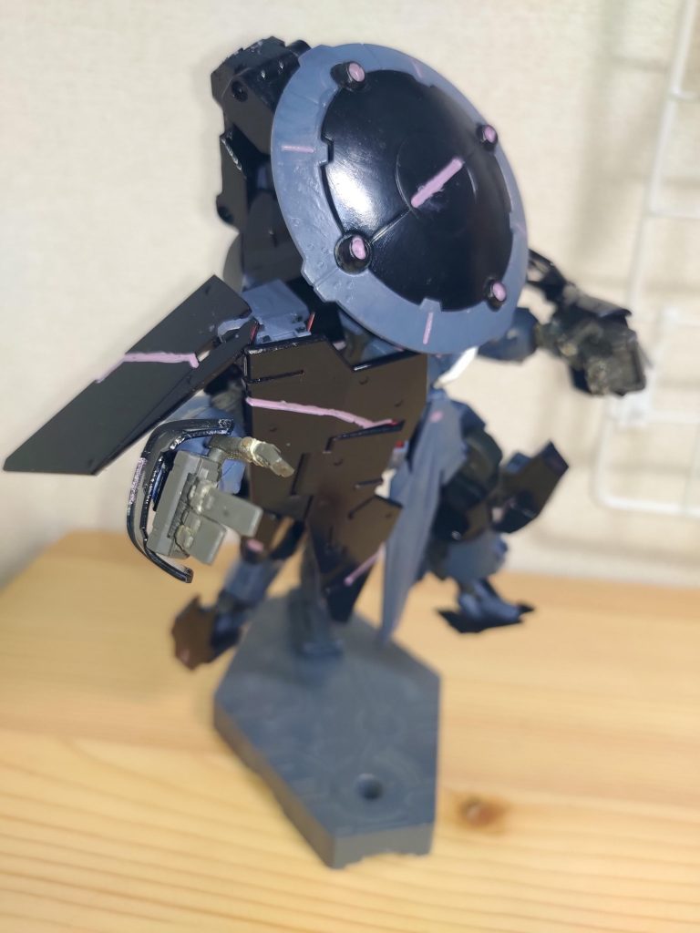 師匠形態肩部の大型シールドを前方に展開腰部のブレードシールドも前方に展開バックパックのアンテナシールドを被る。防御力を高めつつ、その巨大な拳をもって、一機ずつ倒していく。超硬度の素材を使用したシールドは、モビルアーマーのレーザー兵器はもちろん、超高速のレールガン。至近距離でなければ、ダインスレイブですら容易に貫通できない。 災厄戦時代は、最前線に配置され索敵や、情報収集を行っていた。