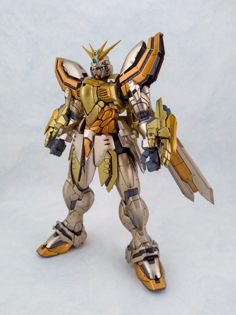 ハイレゾ系を作るのは今回初めてでしたが、組立済みフレームの嵌合がかなり強めだったため(キットによって個体差があるのかな?)全パーツ分解して関節強度の調整を行っています。本体の塗装も明鏡止水verとしてゴールドをメインカラーとして数色のゴールドを使い塗り分けを行いました。
