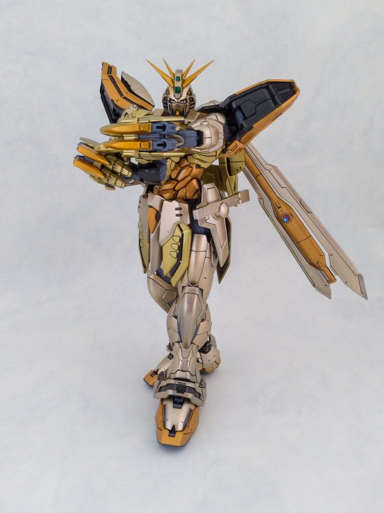 腕組み(っぽい)ポーズ。フレーム無調整では動かすたびにギシギシなるレベルで固かったです。そのため仮組状態から外装パーツを外そうとしても、思うように外れず無理に力を入れたためにいくつかパーツを破損してしまいました。フレーム分解→可動部分のクリアランス調整→塗装→グリスアップの手順で作業してポーズ付けに支障のない、適度な関節強度の調整が出来ました。