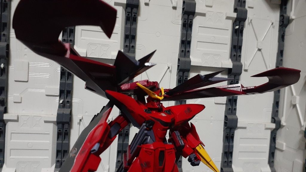 背中のマガノイクタチストライカーも展開が可能です