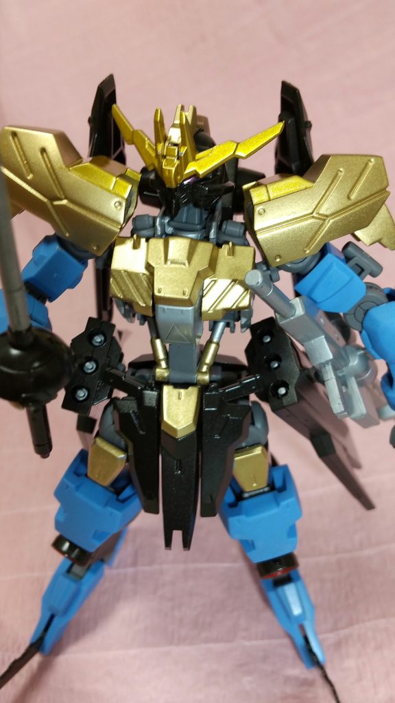 工作箇所は少しだけです。
改修１．肩パーツの合わせ目消し
改修２．ライフルの合わせ目消し
改修３．腹部中央のシリンダー基部と中央のパーツが繋がっていたので、切り込みを入れて離しました。