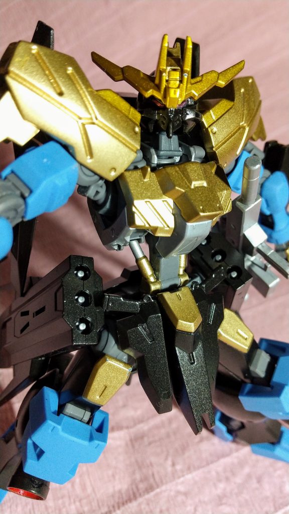 塗装は缶スプレーです。

金色（頭部と肩上部）：ベースホワイト ⇒ タミヤカラーTS-21ゴールド ⇒ Mr.カラーNo.48クリアーイエロー ⇒ つやありクリアー 

金色（肩と胸と腰と太もも）：ベースホワイト ⇒ タミヤカラーTS-21ゴールド ⇒ つやありクリアー

銀色：Mr.カラーNo.8シルバー

黒：Mr.カラーNo.78メタルブラック ⇒ つやありクリアー

赤：ガンダムカラーSG04ＭＳレッド ⇒ Mr.カラーNo.75メタリックレッド

水色：成形色 ⇒ つや消しクリアー

（´-｀）.｡oO（肩パーツのモールドは下の別パーツの色が見えているデザインなのかと思いますが、それも含めて全て金色に塗装された、という妄想設定にしました。）