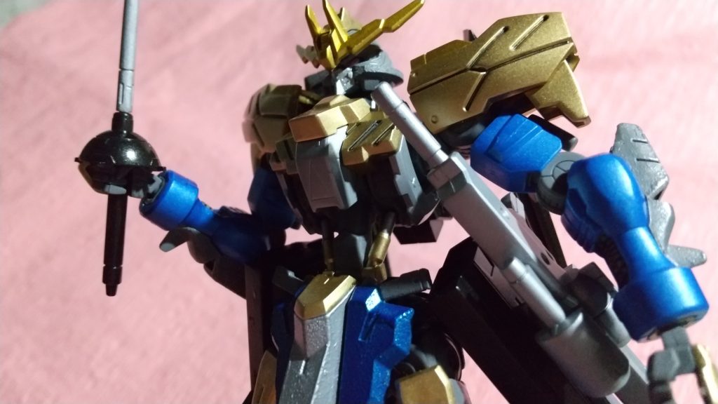 マスク⇒コクピットハッチ⇒ふんどし とシルバーが縦に続いてるのがこだわりポイントです。
再塗装情報
マスク    :Mr.カラーNo.8シルバー
ヘルメット  :Mr.カラーNo.13ニュートラルグレー
前腕のグレー部:Mr.カラーNo.13ニュートラルグレー
ブルーのパーツ:Mr.カラーNo.76メタリックブルー
全て缶スプレーです。