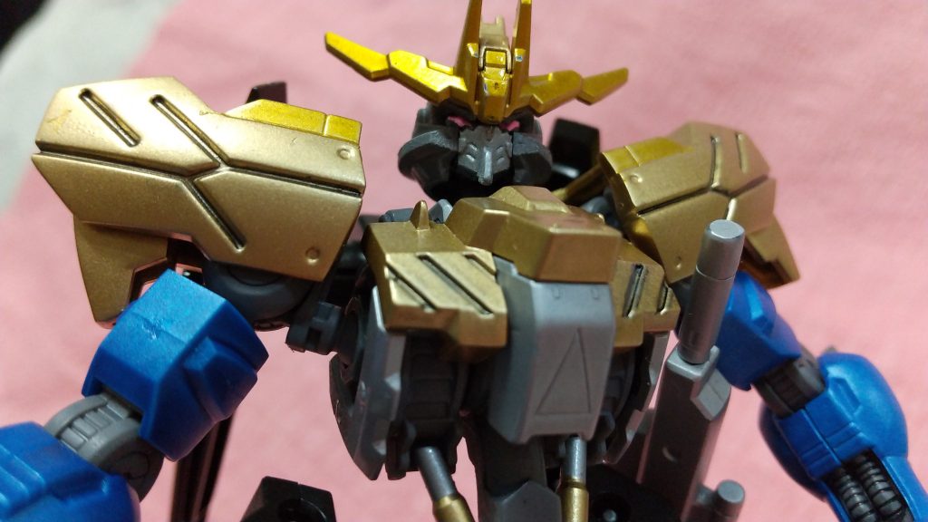 顔が見えるようになりました。
フレームに外装を差し込む構成のパーツは、外装が簡単に取り外せるので再塗装が容易です。
残念ながら前腕と足の甲に当たるパーツは挟み込みなので、後ハメ加工をしていない為、慎重かつ大胆にパーツを外しました。
以前パーツを破損させた事があるので、実は内心ビクビクでした。。。
頭も挟み込みですが、容易に外せたので部分塗装が楽ちんです。