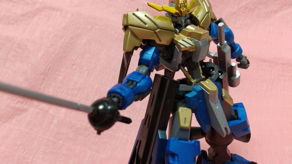 前回、成形色のままだった水色のパーツは、全てメタリックブルーで塗装しました。
ふんどしパーツは、左右をメタリックブルー、中央をシルバーにしています。
あと、なんとなく肩パーツの溝にスミイレしました。