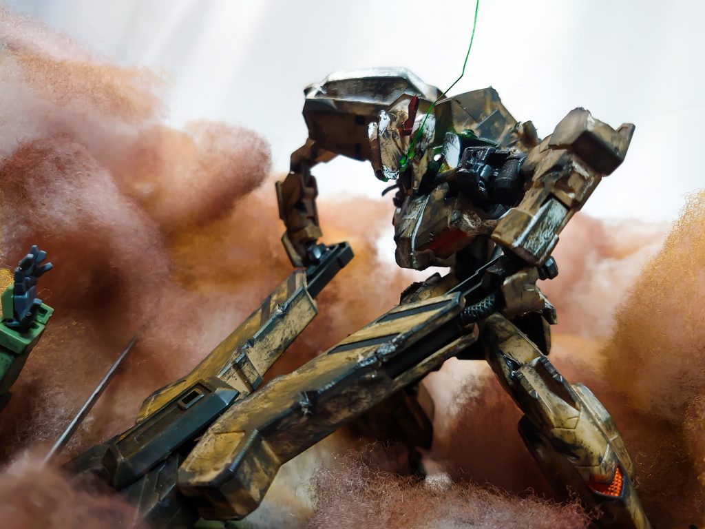 グシオンリベイクフルシティ、ボクは長いのでいつもリベフルと呼びます。
原作の覆いかぶさるような姿勢にしたかったので胴体フレーム、首、左肩をやや延長。
左肩と腹のシリンダーも設置してます。