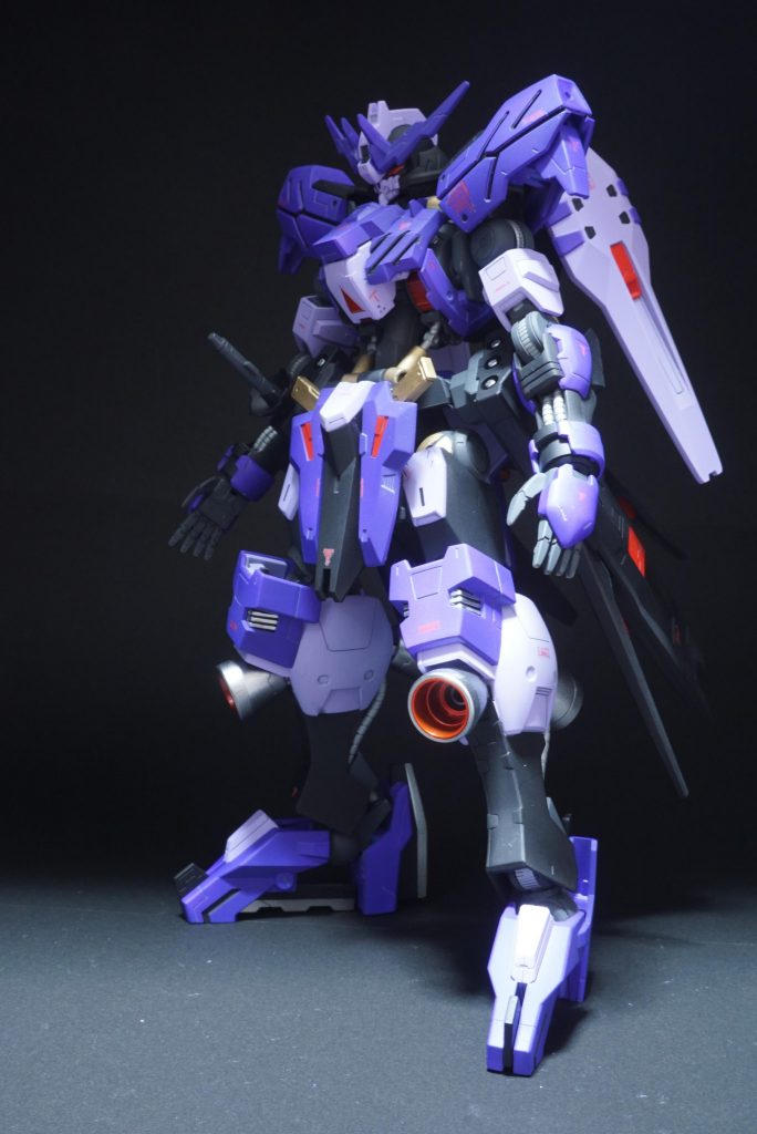 ツインアイ、胸部の三角、バーニア内部はシルバー+クリアレッド
バーニア、脚部武装などはシルバー
ピストルの持手はゴールドで仕上げました。