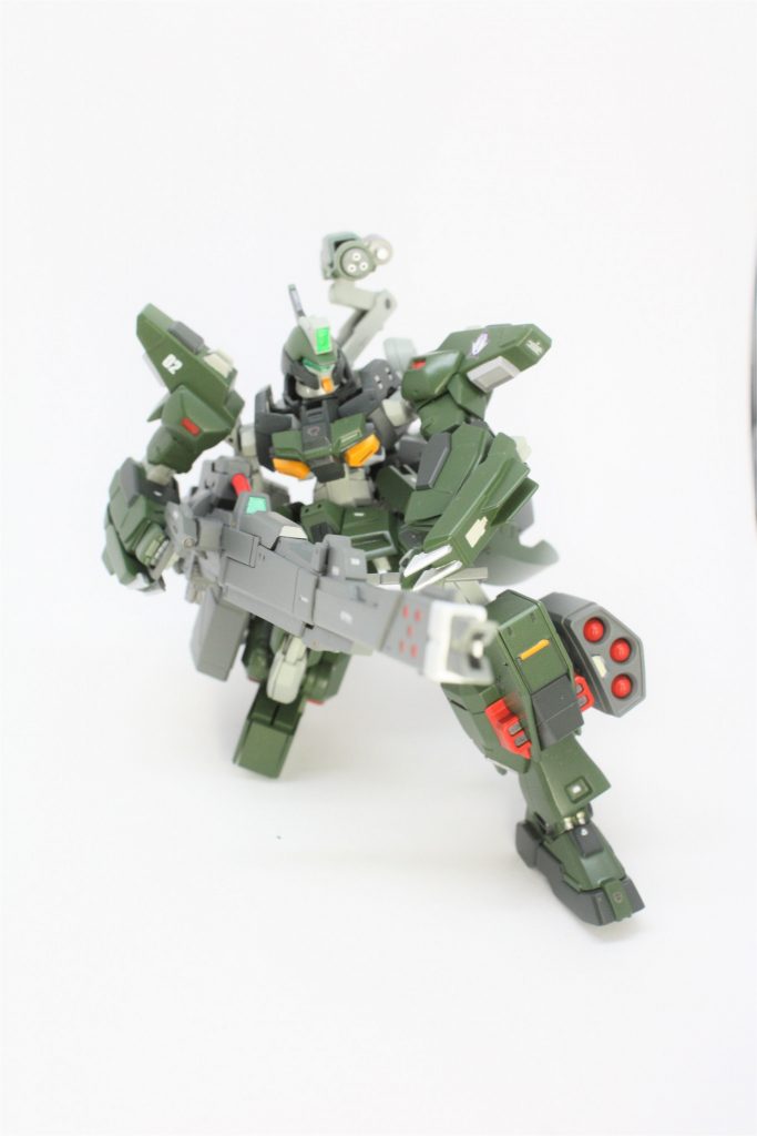 少し角度を変えて
ビーム砲の一部はネオジム接続のため若干重いのですが、背中につけたアームのおかげで片手でもなんとか持てます
また、右手のグリップも自然に構えられるように3mmボールジョイントでフレキシブルにしたので構えやすいので助かりますw