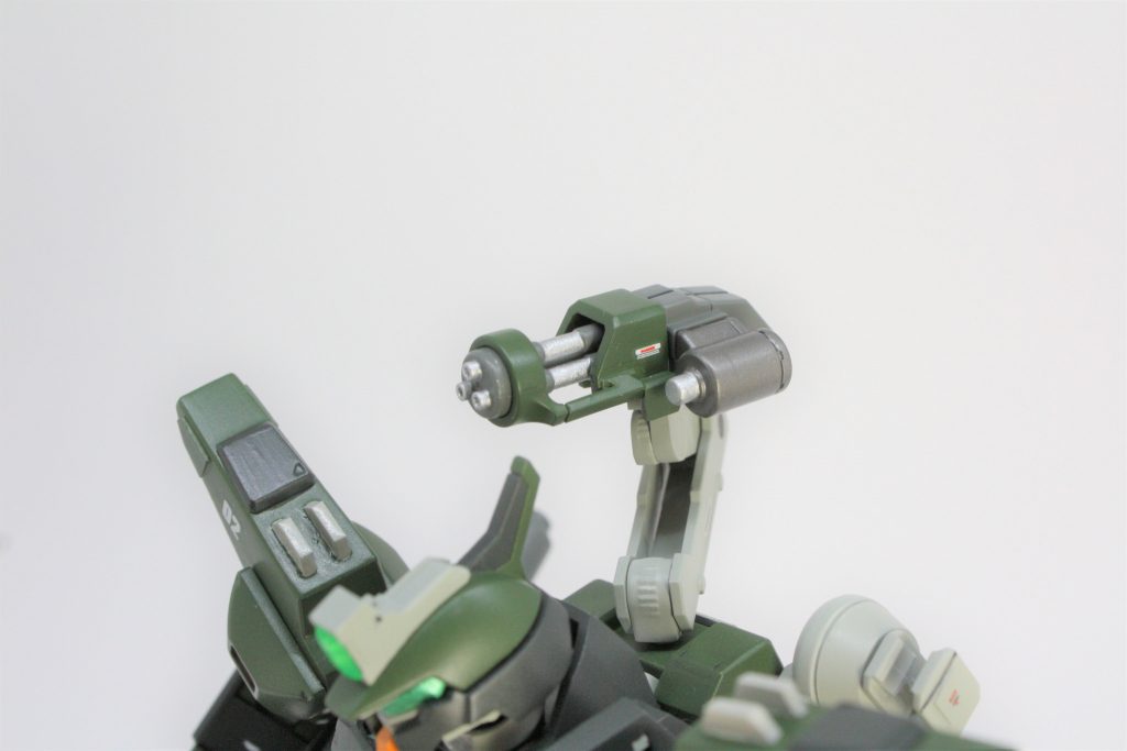 73式40ミリ3連装機関砲
40mm弾を発射する3連式機関砲。既存の対戦車砲を転用し3連式にして連射性を高めている。背中の専用アームを介して搭載されており、頭部センサーと連動させて自機の防御用の弾幕展開を行う。
至近距離から薄い装甲を狙えば敵機の撃破も一応可能。