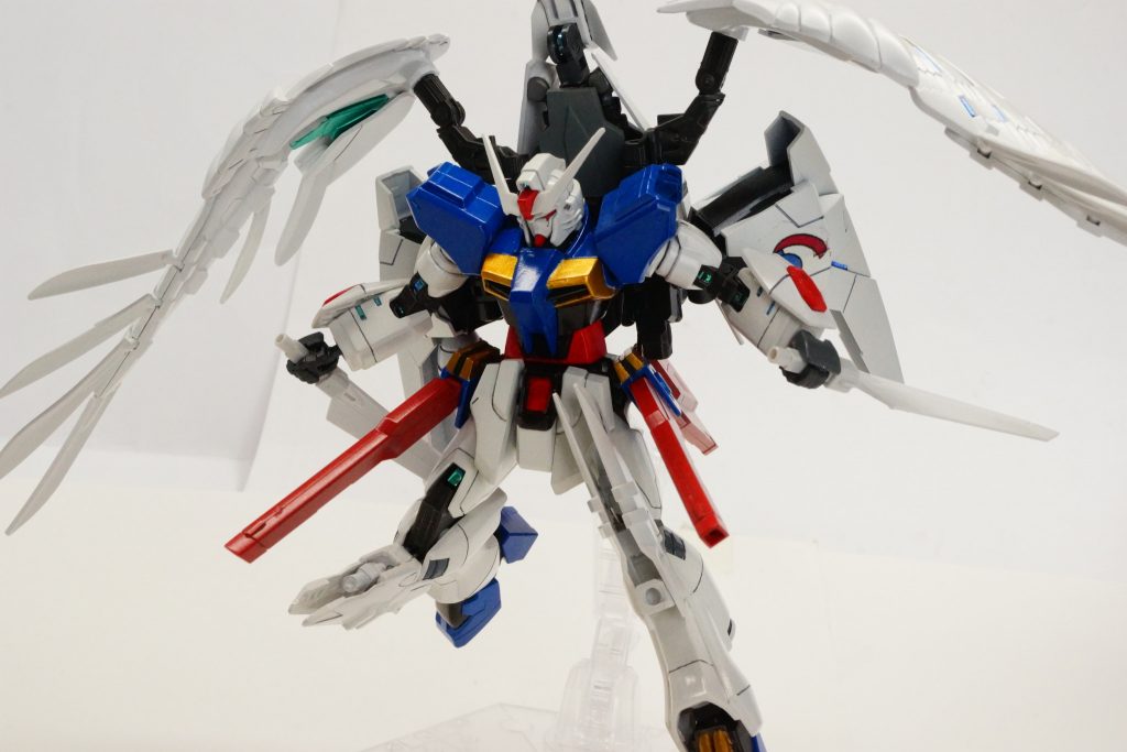 　※腰部レールガンです。　　改修前は棒で腰に接続していたのですが、ボールデンアームアームズに変更したことでハの字に開くことができるようになりました。　　ひざの硬質ブレードは、外してビームサーベル持ち手に取り付けることで、硬質ブレイドとして使用できるようになります。