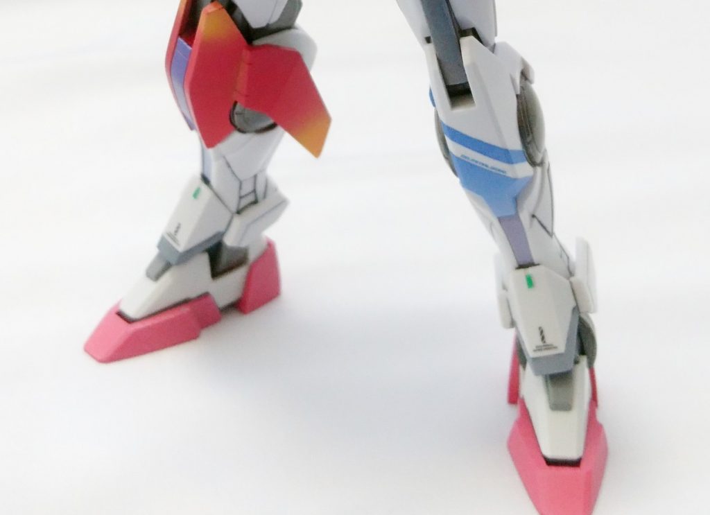 [脚部分]
・膝アーマー
左ひざはマスキングでライン上にブルー塗装を入れてみました。

・足首アーマー
グリーンポイントを付けてみました。要領はレッドポイントと同じです。アイグリーンを使用しました。