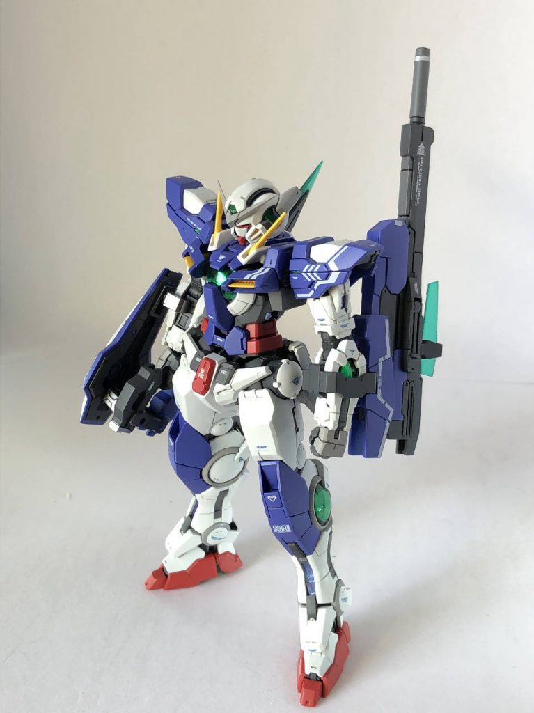 胸周り、パーツの隙間が大きいのでボリュームアップも兼ねて詰めました。胴体のGNコードも見える仕様です。腰のサーベルラックは幅が広いので狭めています。