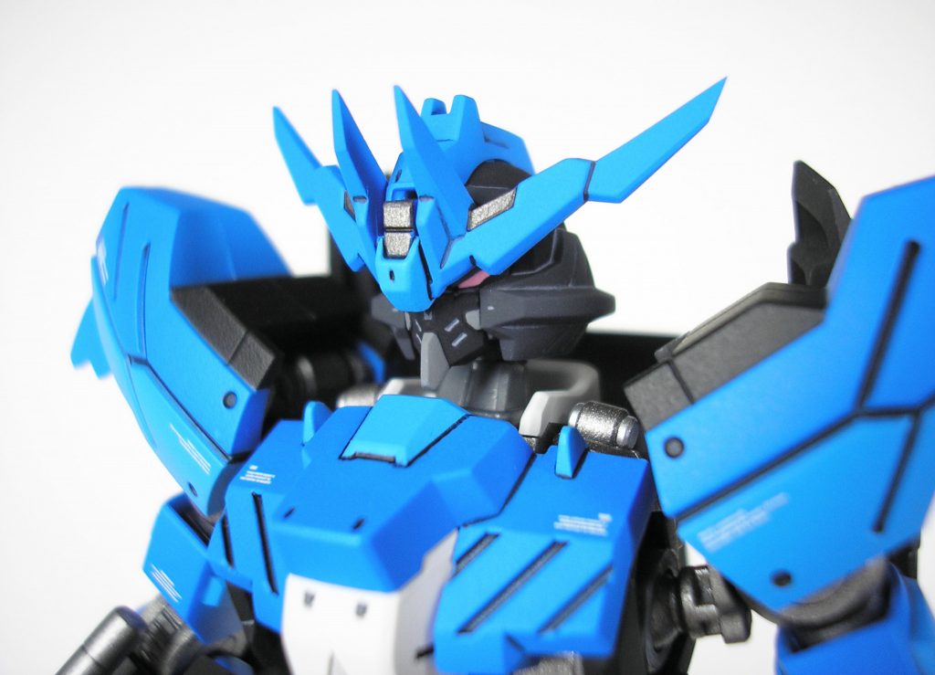 ▲頭部周辺。
ディティールやモールドが際立つように細かく塗り分けています。
また、アンテナ先端をシャープに加工しています。