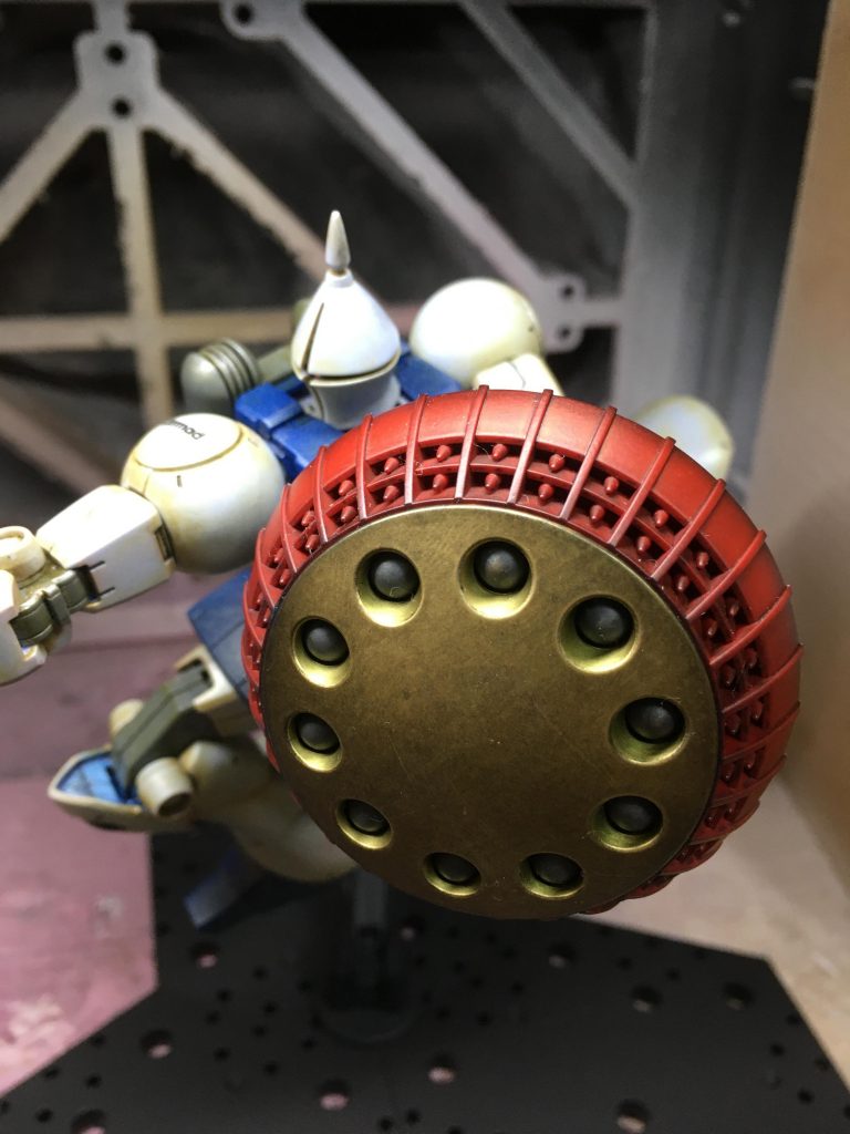 エアブラシでゴールド塗装→リアルタッチマーカーグレー３ペーパーふき取り→エアブラシでシャドー
ミサイルランチャー部はリアルタッチマーカーグリーン
赤い部分はエアブラシでシャドー入れています。