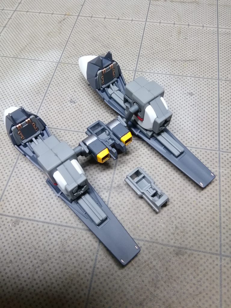 セレブ仕様を除外したためフルドドⅡをバックパックに穴開けて直にマウントするかアドバンスドヘイズルのマルチコネクターポッドに変えてジョイントを介するか考えましたが余剰部品の中から支柱に嵌る良さ気なモノを見付けたのでブースターポッド仕様を決定。
整形した部品に直に穴を開けてみるも前後上下にズレてしまったためスペーサー的なモノを挟んでバーニア角を接着し見映えを良くしています。
コトブキヤさんとWAVEさんにはお世話になりっぱなし。
フルドドⅡ側は6㎜ボールジョイントを5.6㎜に削って圧入。
適当な厚さのフレキシブルジョイントが無かったためにランナーをクランク状に切り出して仮採用のまま良案が思い浮かばず今後に持ち越し…