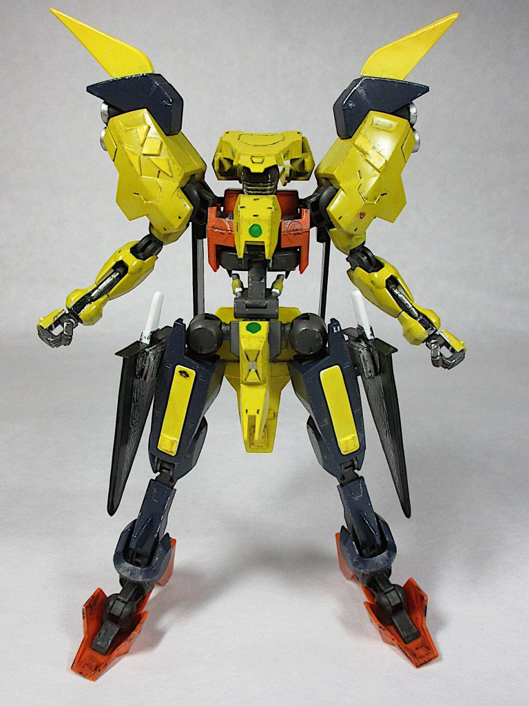 [Front]
作業内容としては、まず干渉箇所を削って可動範囲拡大。
頭部パーツ切断・再構成。
プラ板で造ったスライドパーツに頭部パーツの一部を組み合わせ
着脱式胸部アーマー作製。
肩部スラスターにブレードウイング作製。
頭部・フロント・リアアーマープラ板裏打ち、凸モールド追加。
その他各部に凸モールド追加。