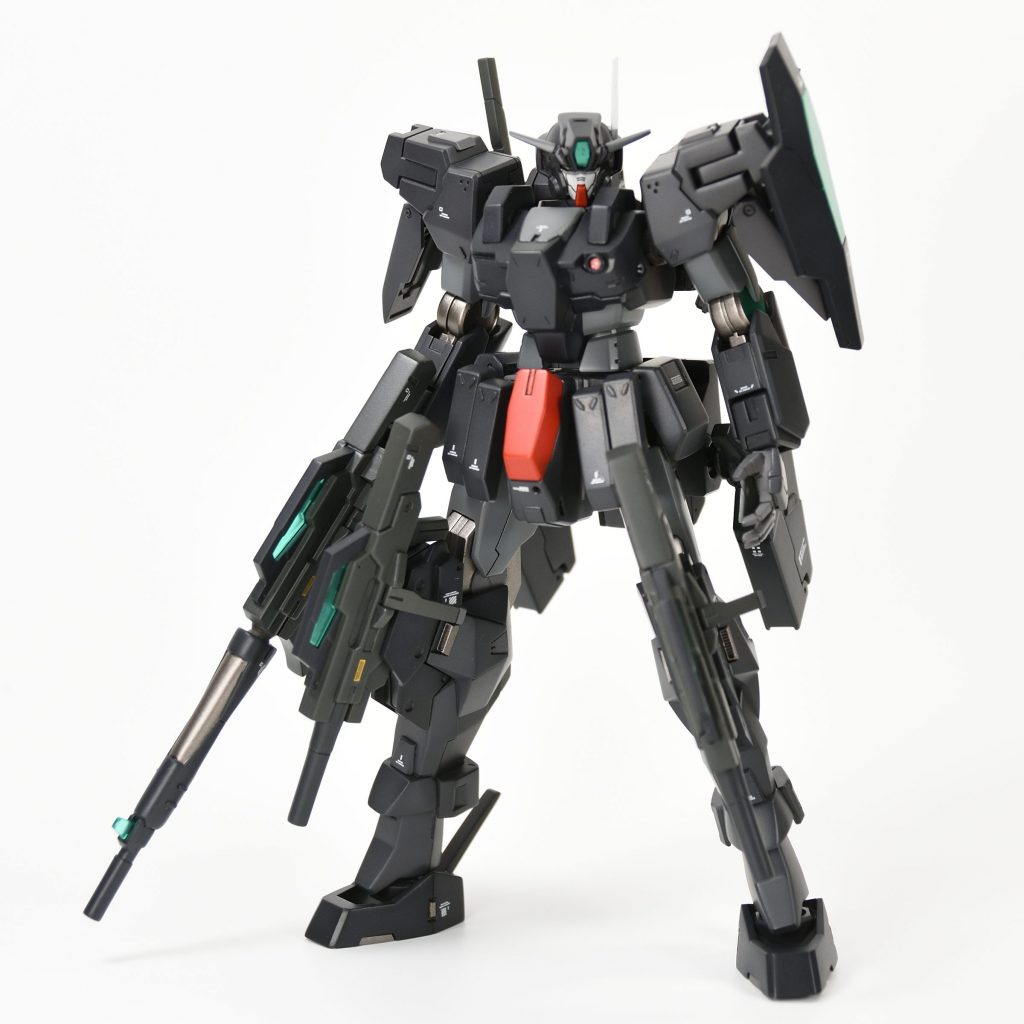 設定画だとスリムな印象ですが、プラモはガッチリ体型でした。
肩を小さく削り込んだりして、全体のバランスを修正しています。