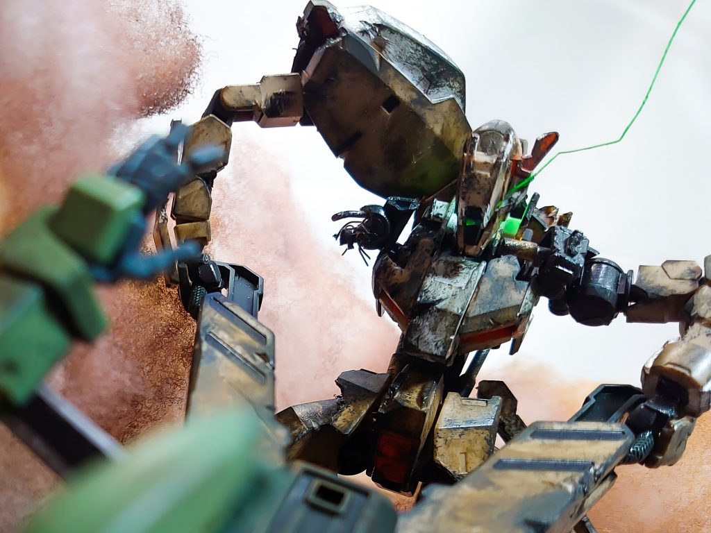 ダメージ具合は原作参考に激しめに(撮影時に照明で薄まるので)
ダインスレイヴを右肩に受けていたようなので特に右半身は強めに壊したつもりです