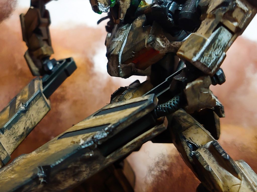 ハンドパーツはハサミの都合上、角度をつけなきゃキツイので手首のジョイント部でカットしてナナメに接着しなおしてあります