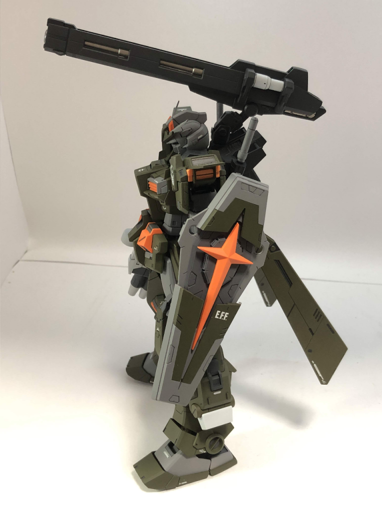 デカールは適当に貼り付けてます。