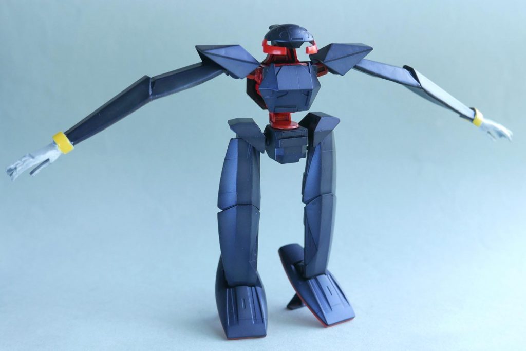 他作品のミキシングのために両腕を使ってしまい、腕の無い状態でジャンク箱行きになっていましたが、新しく作りました。肩装甲まではキットで、そこから先はスクラッチ。厚紙で作って表面をサフ（溶きパテ）で固めたものです。
肩は頑張って可動軸を作りました。中にポリキャップを仕込みつつ肩装甲用の軸も作らなきゃいけなくて面倒でした。肘は固定です。腕の内側の複雑はディテールはすべて省略して、ただの平らな板です。潔さが大事。
