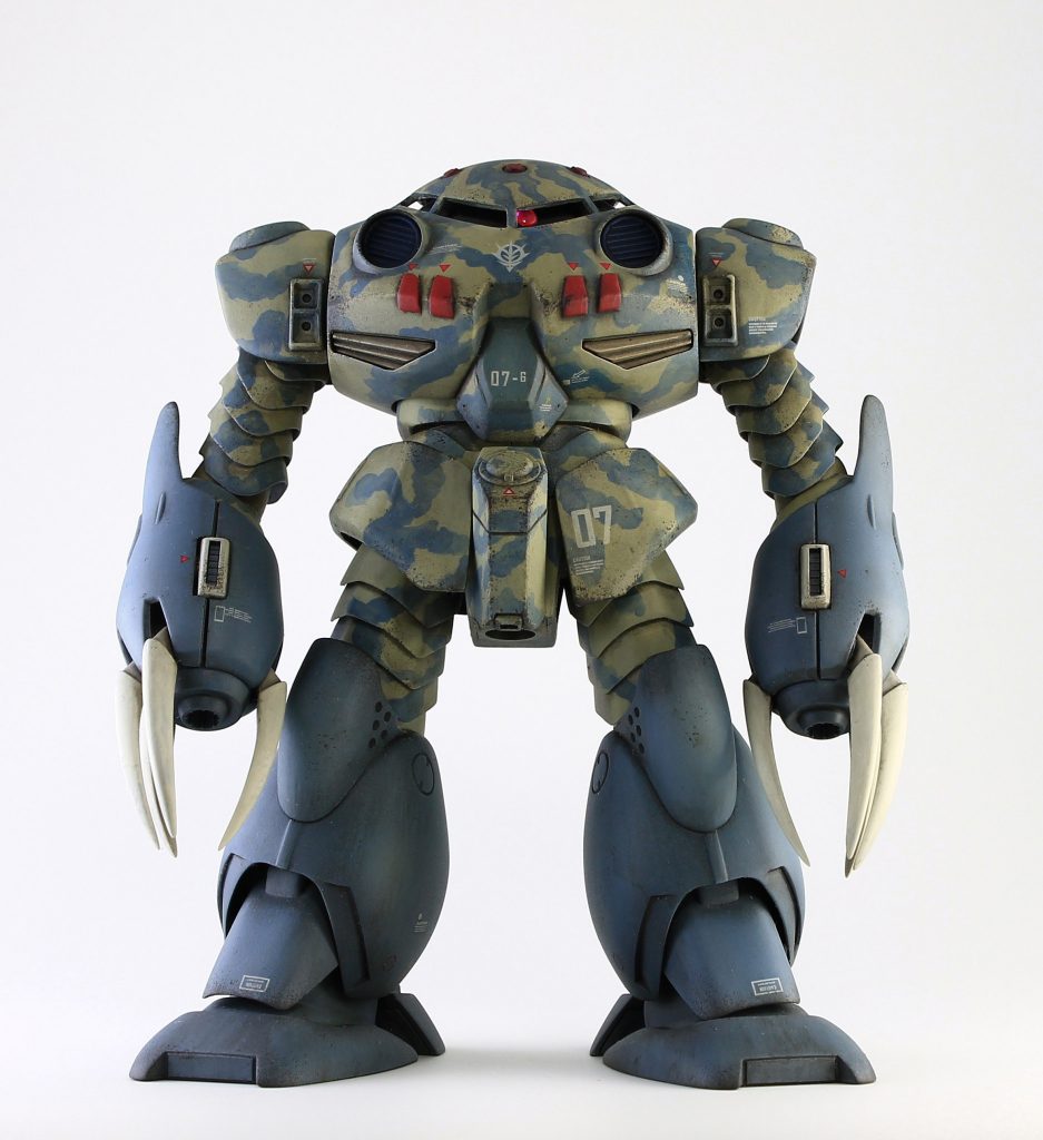 具体的には、HGUCをメインに胴体（頭部？）と足首カバー・つま先・ツメを旧キットから移植しています。