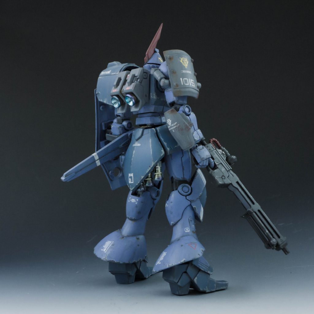 予備パーツと寄せ集めの部材のため、左右非対称になってしまっている。