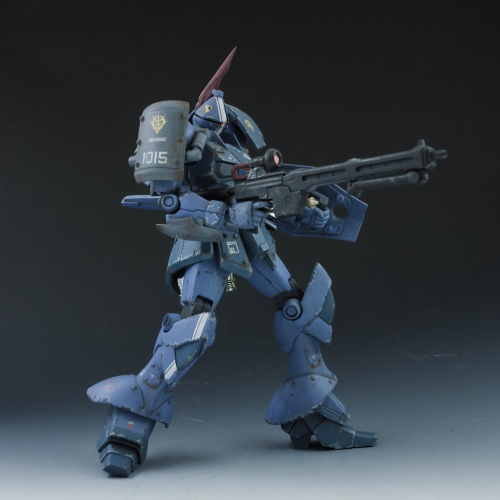 射撃武器に、試作ビームマシンガンを装備。
出力不足でビームライフルはドライブ出来なかったが、
ビームマシンガンなら、エネルギーカートリッジ方式なので問題なく扱える。