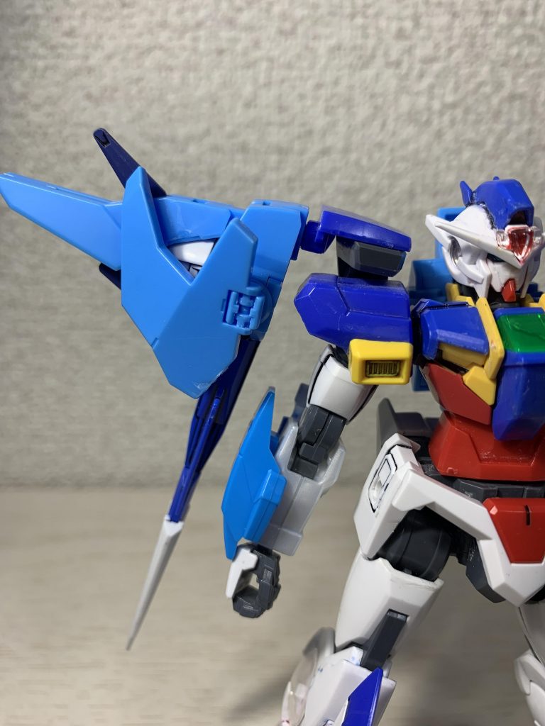 膝から下はスカイを使用。写真には写し忘れましたが膝裏にユニコーンのパーツも使用しております。太陽炉の代わりにスカイのものに武装を外して代わりにダイバーエースのパーツを合体しました（これは無改造で可能）