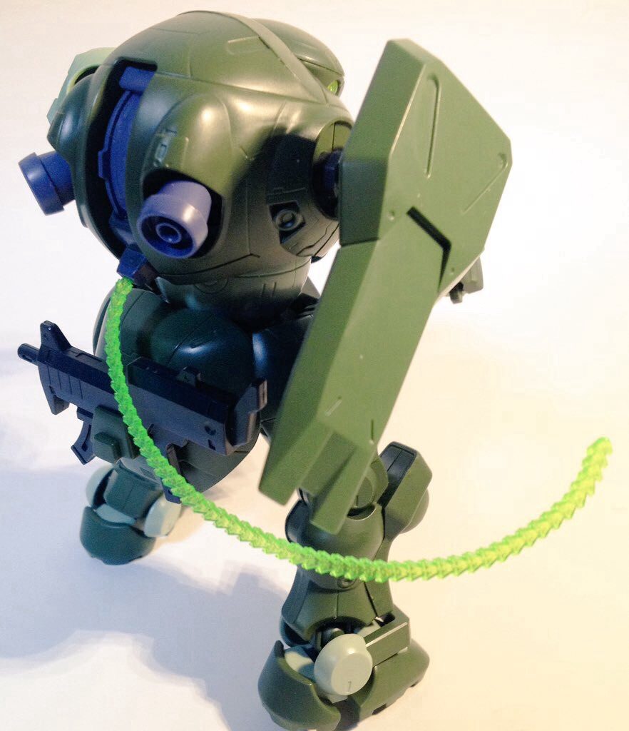 うしろ 1
腰まわり装甲の移植は大変でした。