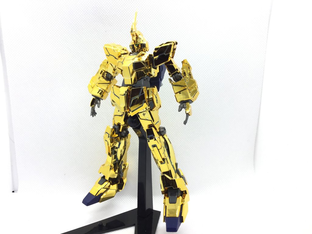 モールドをサイコフレームのブルーでスミ入れして、関節系はガンメタで部分塗装。NT劇中でもこんな感じで、ユニコーンモードでも隙間から光ってましたよね。