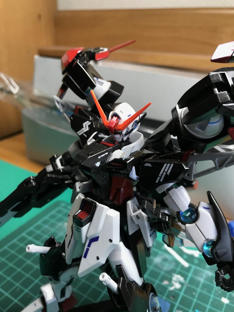 顔のアップ。今回初めて顔いじりましたwwダブルオーの顔にディステニーのマスクと目を移植、、なかなか思い通りにはいかないものです。ディスティニーの隈取りが好きだったので取り入れましたが、、イマイチorz