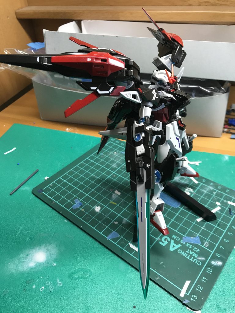 ダブルオーとディスティニーのミキシングですが、オーライザーの色合いはディスティニーに寄せてみました。(机が汚くて、申し訳ないです、)