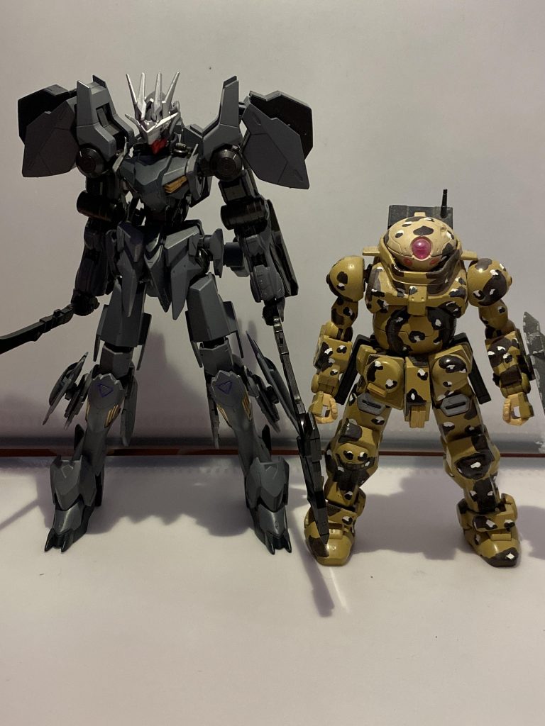 手足のフレームをニコイチし、同じhgよりも大きく威圧を強めに。(比較が分かりにくくてすいません……)