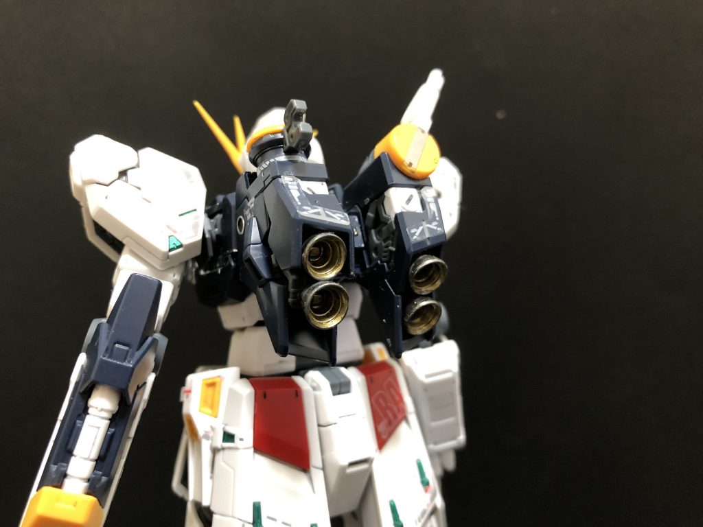 バーニアの外側をガンメタ、内部をゴールドで塗装してます